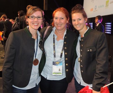 Birgit Haberschrick und Fabienne Karg mit Karin Hofer  die Floristmeisterin hat das Duo auf die EuroSkills vorbereitet.