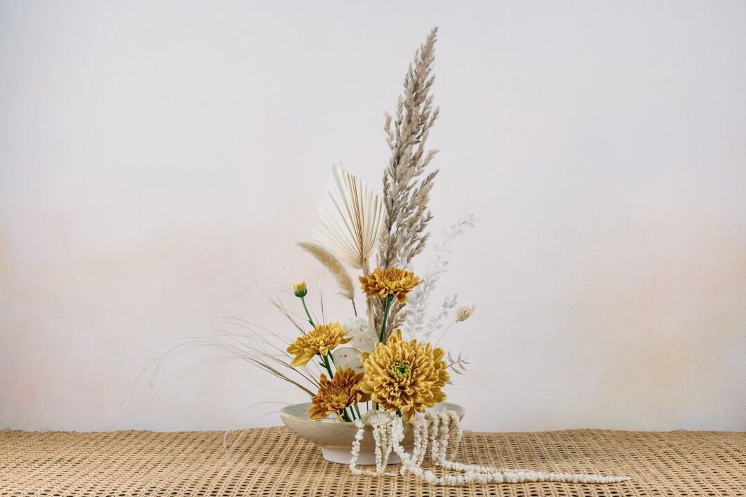 Herbstliches Ikebana mit der Chrysantheme    