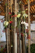 Man braucht alle fünf Sinne, um ein
Wunder erleben zu können, meint Kathrin
Hinkel. Bunte Sommerblumen stehen stellvertretend
für das Sehen, Brombeerranken für
das Fühlen, Rosmarin für das Schmecken,
Getreide für das Hören und Lavendel für das
Riechen. Die Säule in der Mitte, aus Latten
und Stahlrohren, steht stellvertretend für das
Wunder. Daran befestigte Hinkel Kalebassen
und mit Moos gefüllte Ledertaschen, aus
denen exotische Pflanzen wachsen.