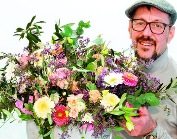 FDF-Kreativ-Direktor Manfred Hoffmann prsentiert den Trendstrau 2019 in Pastellfarben.