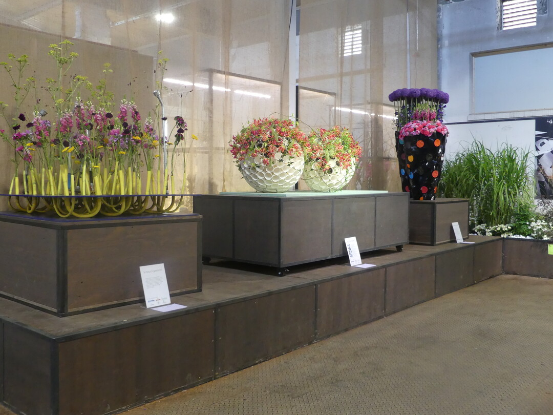 Ohne Kunststoff und damit Restmll, dafr mit viel handwerklichem Geschick und ziemlich stylisch
sind die verschiedenen Werkstcke in der Blumenhallenschau Nummer 9 auf der BUGA Mannheim
2023 gestaltet worden.