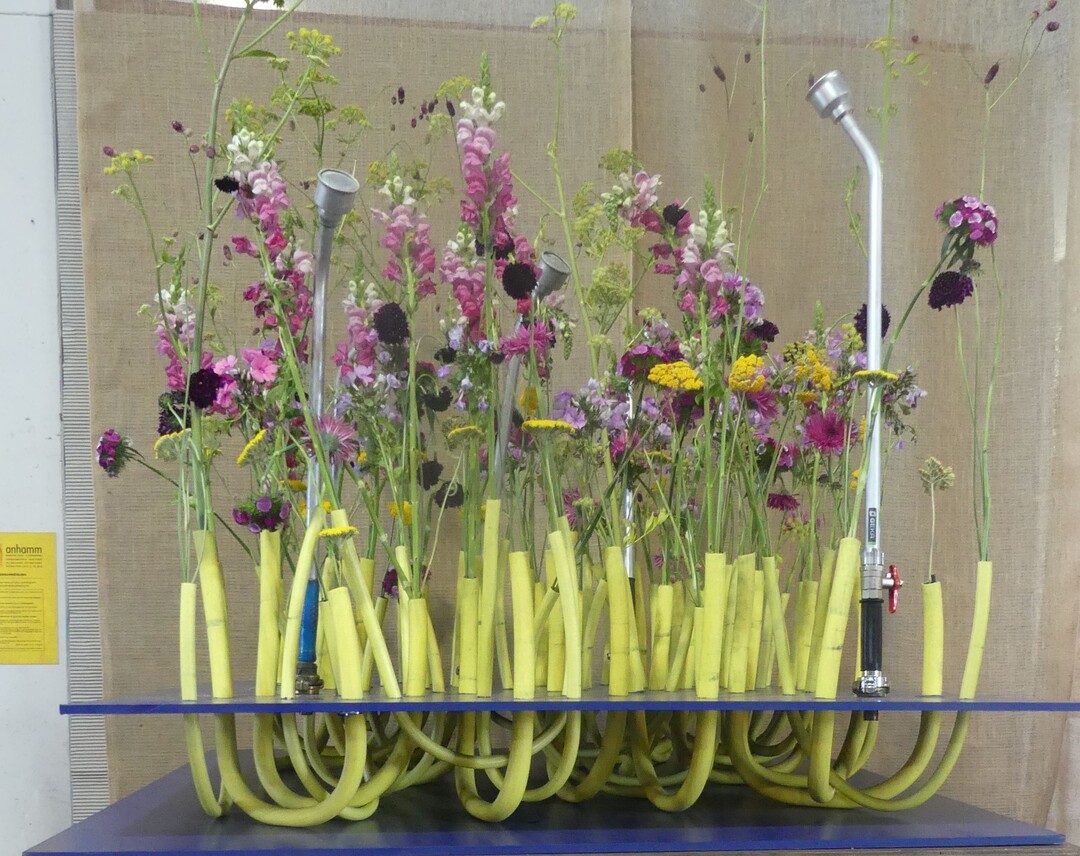 Steinbach Floristik aus Karlsruhe gewinnt den Ehrenpreis des Fachverbands Deutscher Floristen
e.V. fr die kreative Verbindung von Upcycling-Materialien und floralen Werkstoffen, hier u.a. mit
originellen Konstruktionen aus Fahrrad- und Gartenschluchen.