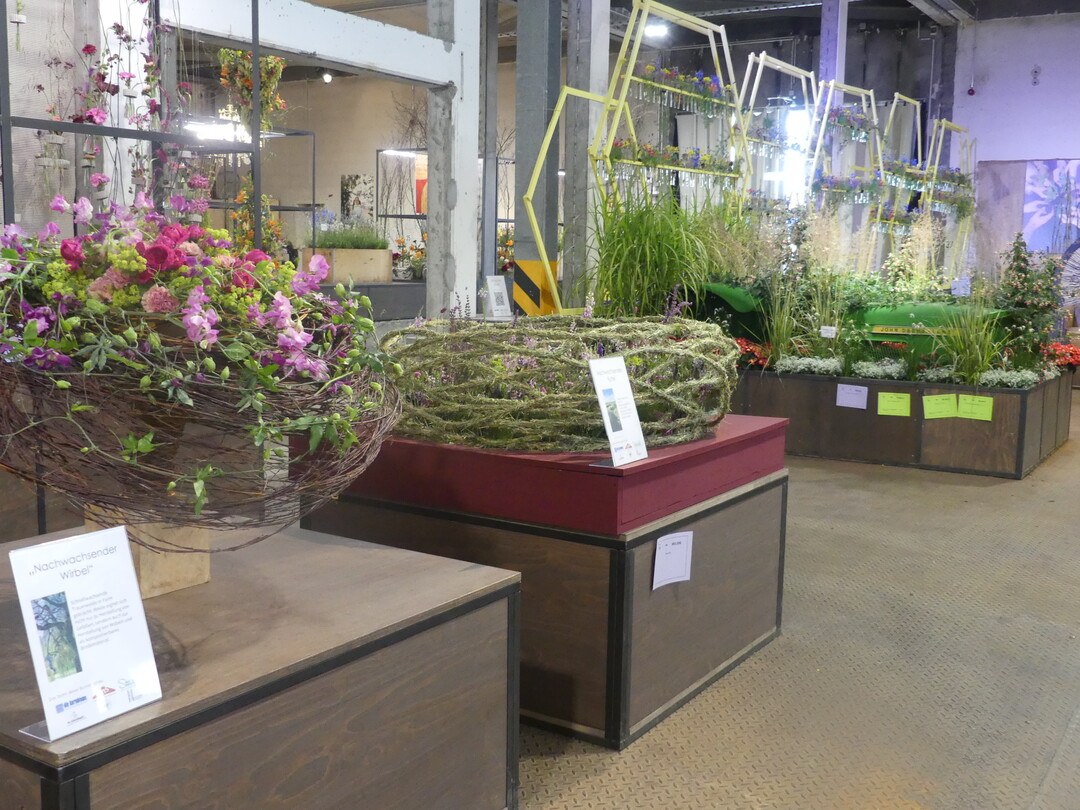 Ohne Kunststoff und damit Restmüll, dafür mit viel handwerklichem Geschick und ziemlich stylisch
sind die verschiedenen Werkstücke in der Blumenhallenschau Nummer 9 auf der BUGA Mannheim
2023 gestaltet worden.