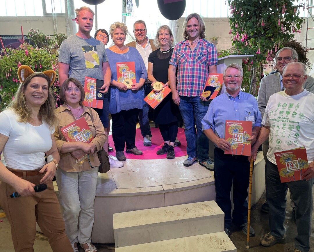 Preisverleihung mit den anwesenden Preistrger*innen sowie Lydia Frotscher, der Ausstellungsbevollmchtigten der DBG (links), Rdiger Eckhard (DBG, Mitte) und Hans-Jrgen Schnur, Vorsitzenden der Deutschen Fuchsien-Gesellschaft (2.v.r).