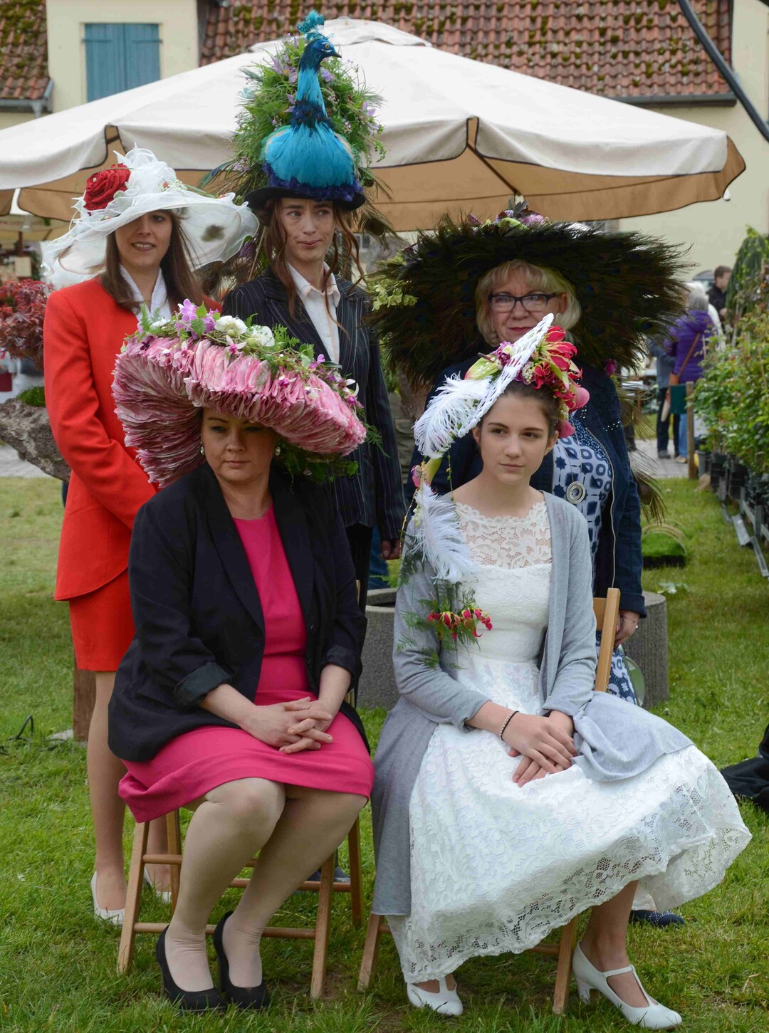    Bei der Landesmeisterschaft Hessen-Thringen 2019 gestalteten die Florist/-innen eine Kopfbedeckung fr die Pferderennbahn in Ascot. 