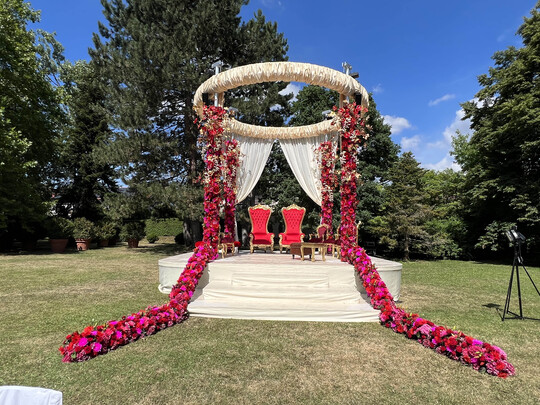 Im letzten Sommer gestaltete das Floristenteam des Frankfurter Geschfts Bltesiegel Blumenschmuck fr eine groe Hochzeit mit 250 Gsten  gefeiert wurde an drei Tagen zu unterschiedlichen Themen.
 
 
 
 
 
 
 
 
Bei der Gestaltung des Blumenschmucks hatten die Floristen freie Hand. Den aufwendigen Auftrag setzte das Team mit elf Mitarbeitern um, das Geschft blieb zwei Tage geschlossen.