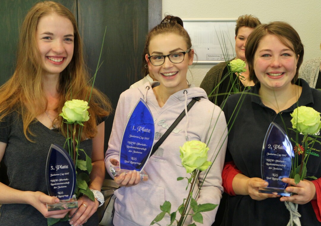 Die drei Besten der NRW-Landesmeisterschaft der Junioren: Siegerin Nina Krudewig in der Mitte von Nele Reuter auf dem 2. Platz (rechts) und Anna-Lea Piorr auf dem 3. Platz (links).