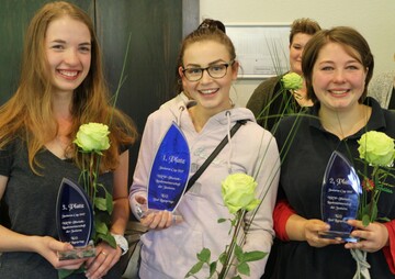 Die drei Besten der NRW-Landesmeisterschaft der Junioren: Siegerin Nina Krudewig in der Mitte von Nele Reuter auf dem 2. Platz (rechts) und Anna-Lea Piorr auf dem 3. Platz (links).