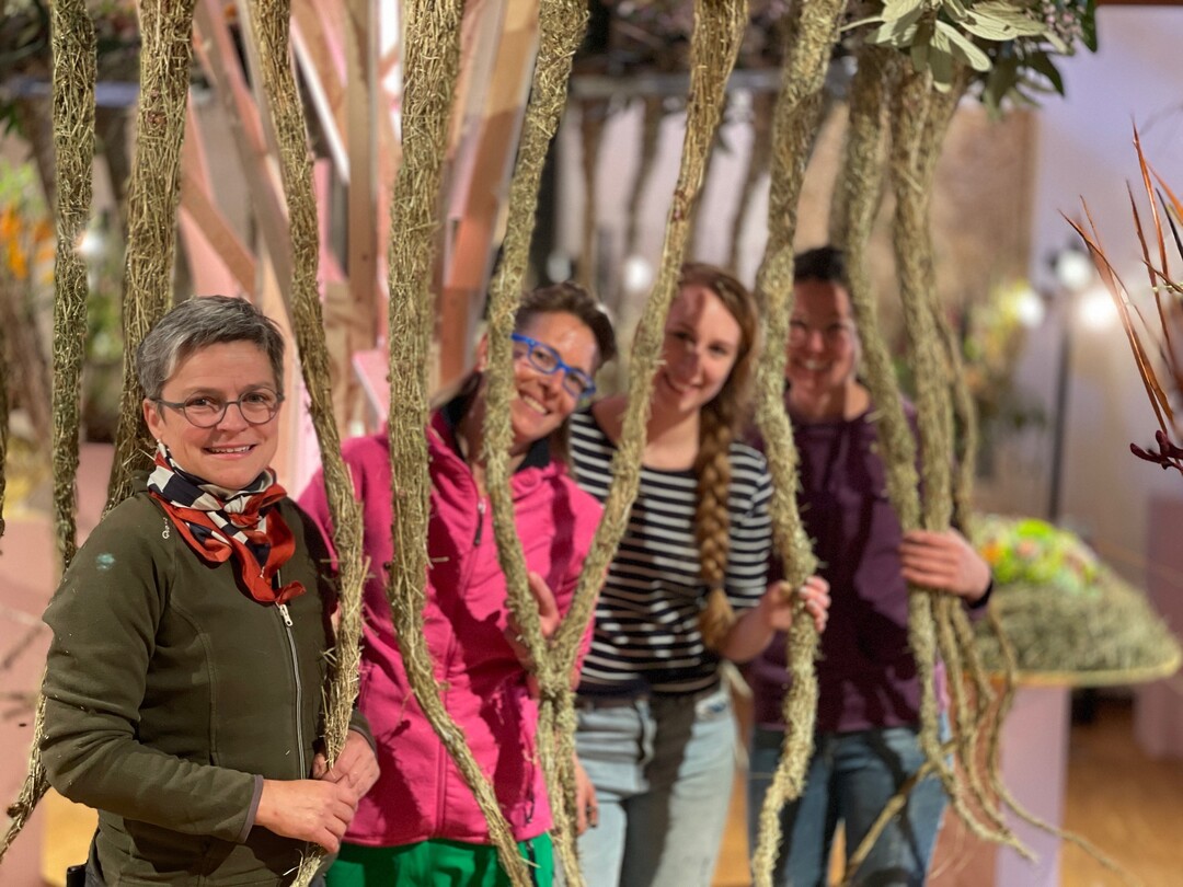 Das Team von Gabriele Haufe (allesamt Hohenheimer Floristmeister) von links nach rechts:
Martina Kremer,
Isabell Doster,
Kim Schauber und Sophia Becht