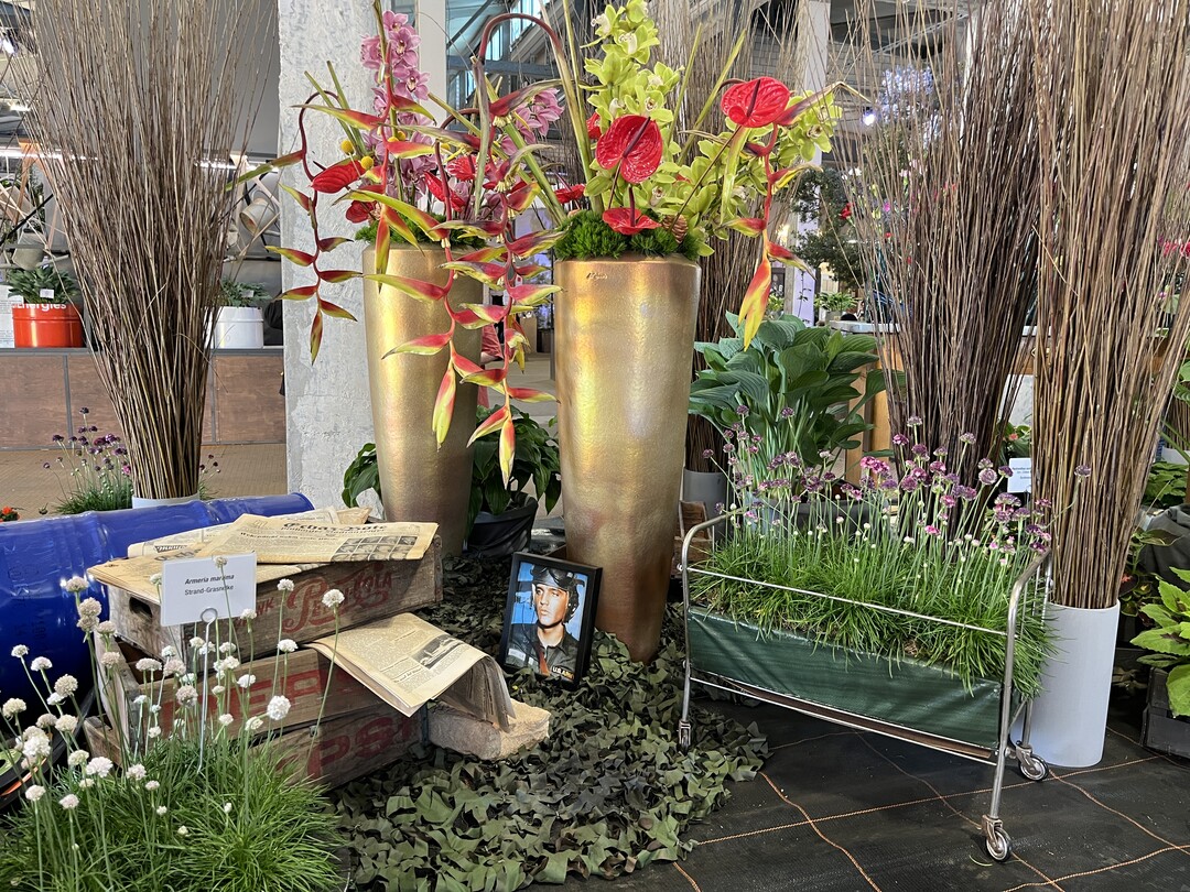 Die Floristinnen verarbeiteten zahlreiche Originalzeugnisse aus der Zeit.