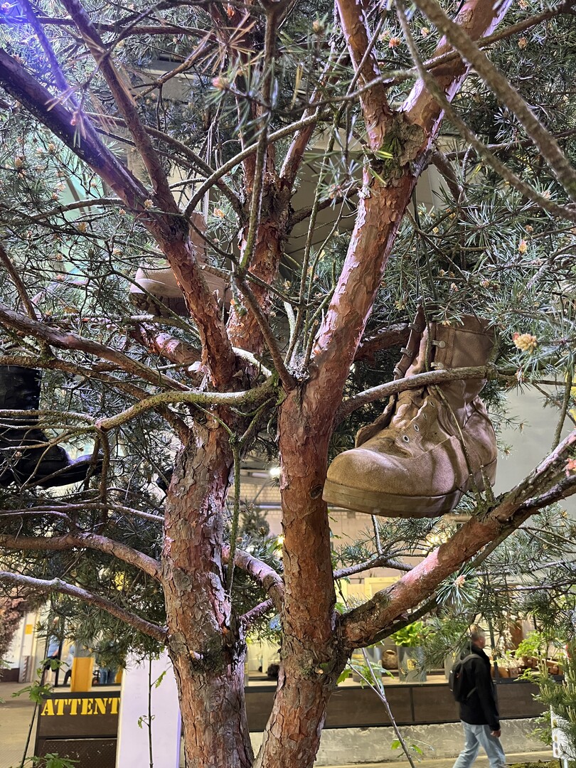 Der Panzerwald, eine Installation zum ehemaligen Truppenbungsplatz im Mannheimer Norden wurde mit echten Fundstcken geschmckt, wie etwa Stiefeln, die die amerikanischen Soldaten in einen Baum hngten, wenn sie ihren Dienst vor Ort beendeten, nicht selten mit Liebesbriefen unter ihrer Sohle.