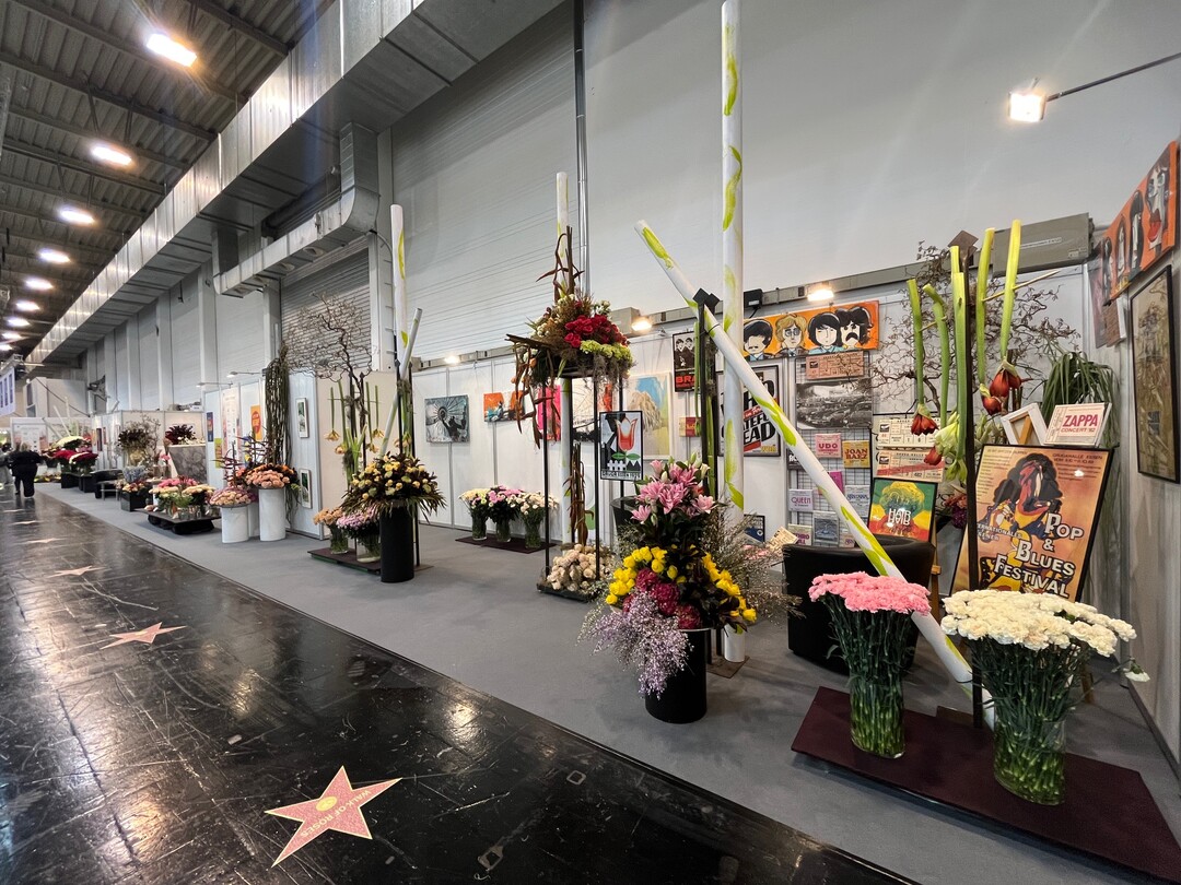 Rosen säumen den Weg: Der BGI e.V. feiert sein 60. Jubiläum und startet ins Jubiläumsjahr mit einem „Walk of Roses“ in Halle 1. <br>