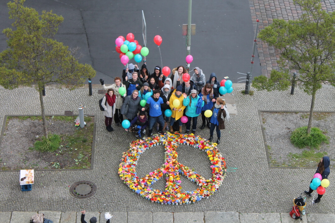 Ein Peace-Zeichen aus 3.000 Blüten wie Rosen, Gerbera, Chrysanthemen und Tulpen