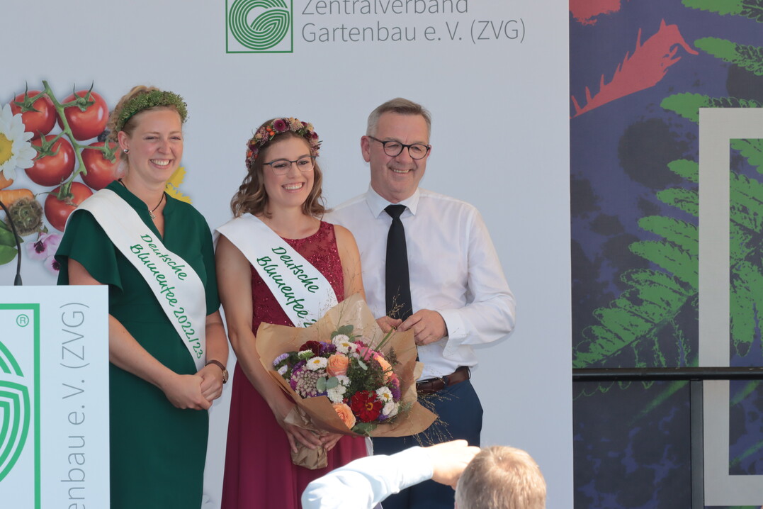 Die beiden Blumenfeen mit ZVG Prsident Jrgen Mertz.