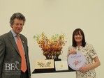Helen Pannitt mit Nicholas Bacon, Präsident der RHS.