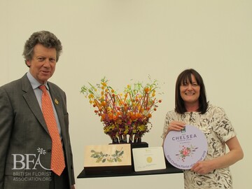 Helen Pannitt mit Nicholas Bacon, Prsident der RHS.