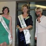 Corina Krause (Mitte) ist als Deutsche Blumenfee Nachfolgerin von Alexandra Berchtenbreiter (links). Eva Kähler-Theuerkauf, Präsidentin des Gartenbau-Landesverbands Nordrhein-Westfalen, führte die Neue in ihr Amt ein.