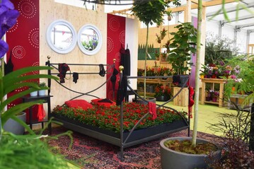 Besonderes Highlight: Das Bett aus Rosen setzt die Blume der Liebe geschickt in Szene. 