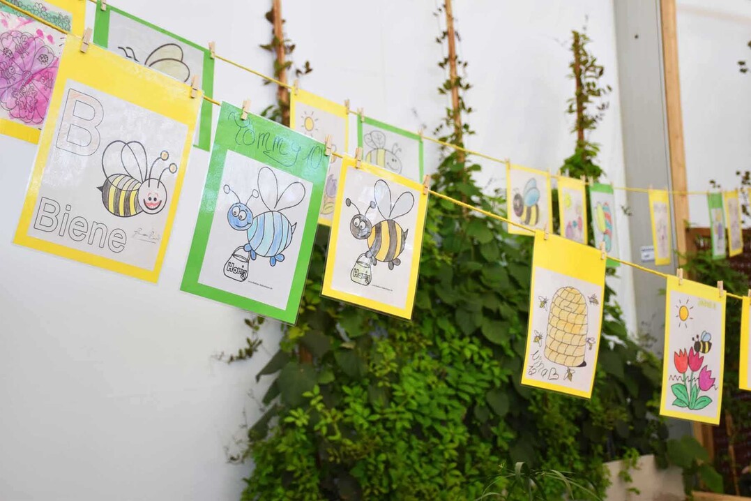Von Kindern bunt bemalte Bienenbilder