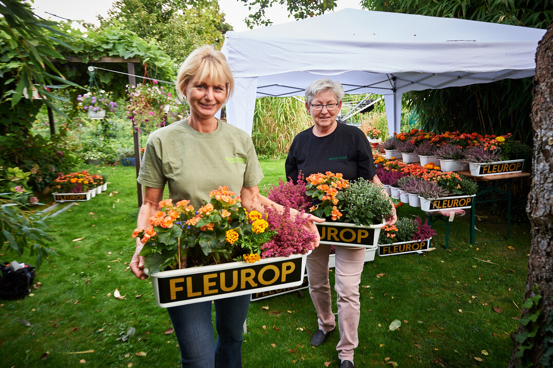 Andrea Broecker und eine Mitarbeiterin beim Verladen von Blumenkästen