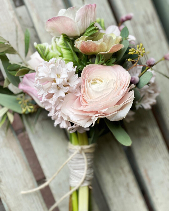 Fr die erste Ausgabe im Januar hatten wir eine Handvoll saisonaler Blten vorgegeben. Die Teilnehmerinnen und Teilnehmer hatten anschlieend zwei Wochen Zeit, daraus einen saisonalen Strau zu binden und unter dem Hashtag #florierenchallenge bei Instagram zu verffentlichen.

Unsere erste Gewinnerin war Imke Matthiesen, Blumen Hansen, Sylt (blumenhansen_sylt). Sie war von unserer Challenge sofort begeistert: Ich mag solche Herausforderungen, die kreativen Gedanken, die man sich im Vorfeld machen kann, das fehlt im Alltag manchmal, erzhlt die Floristin.