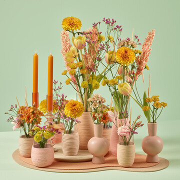 DIY Tischdeko im Trendthema "Bright Beauty". Chrysanthemen kombiniert mit Trockenblumen und Makramee-Seil.