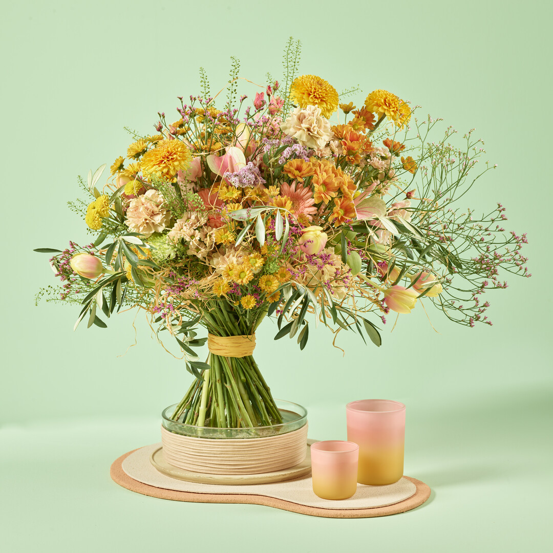 Der asymmetrische Strau "Mary Poppins" in Bast-Wolke mit Schmuckbindung in den Trendfarben Ros, 
Apricot und Korall gehrt zum Thema "Bright Beauty".