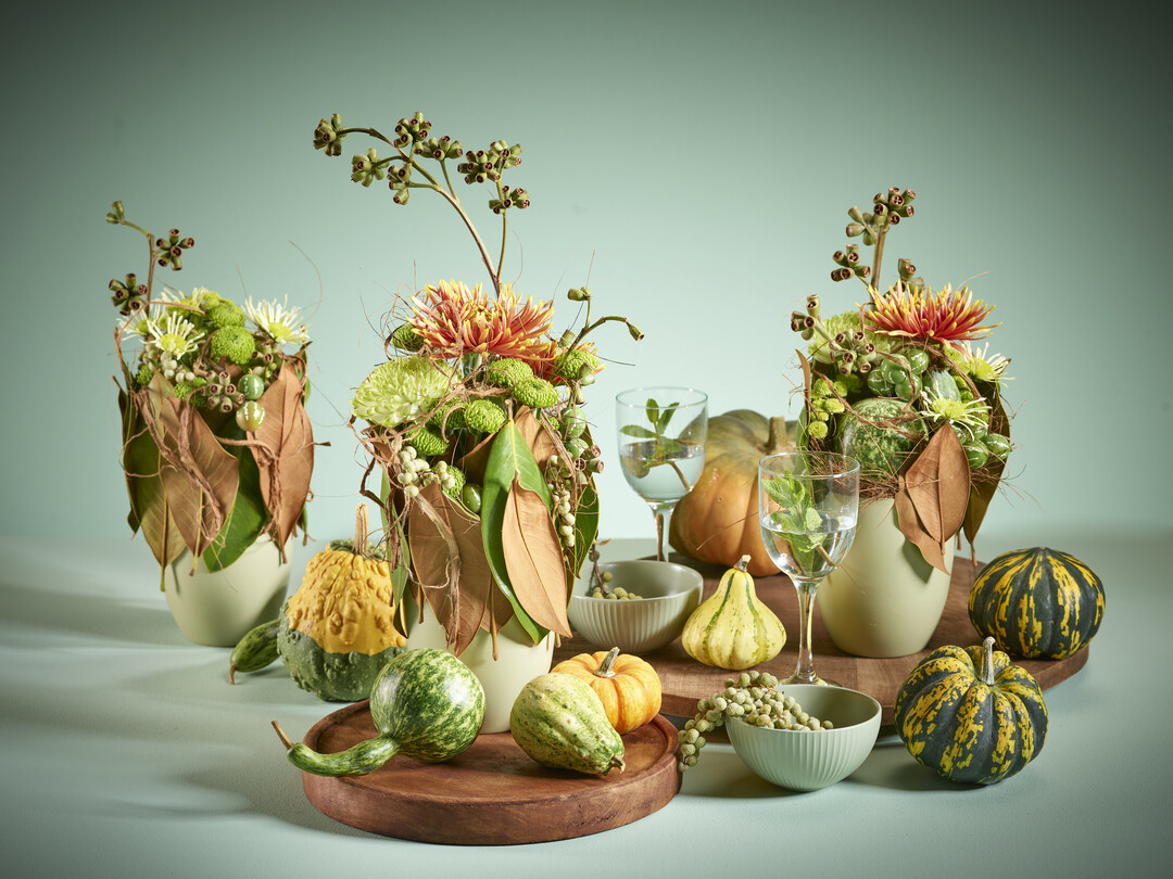 Herbstliche Tischdeko Shocktober im Thema "Sensual Safari". Eukalyptus und Dattel-Fruchtstnde schaffen herbe Momente. Eine eher 
maskuline und kraftvolle Inszenierung.