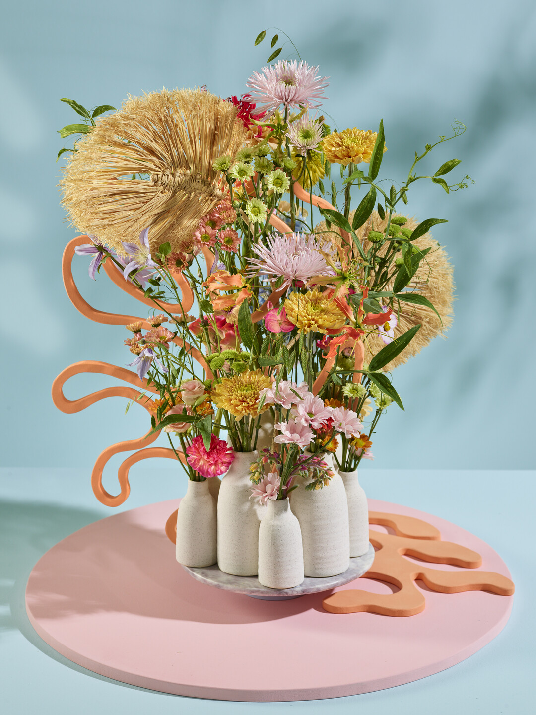 "Beach Club" ist ein Arrangement im Thema "Soft Shore". Eyecatcher sind die manuell gestalteten Fcher aus Naturbast in Makramee-Technik.  