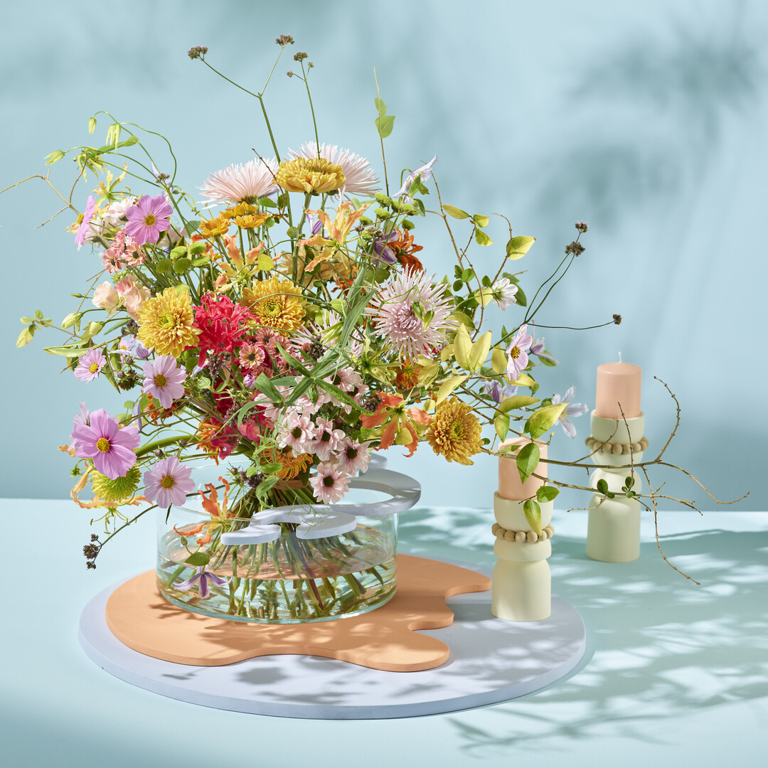 Ein Strau im angesagten "Mobo"-Style gehrt zum Sommertrend "Soft Shore". Der Fashion-Style "Mobo" ist die stilistische Weiterentwicklung aus Modern 
und Boho.