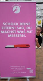 Jennifer Mühlbauer, die Landesmeisterin der Floristen in Sachsen, zeigte den Schülern, die die Veranstaltung besuchten, erste floristische Handgriffe.