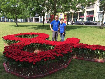 Jrgen Herold & Elisabeth Schoenemann von Fleurops Jungen Wilden vor dem floralen &-Zeichen aus ber 2.500 Rosen