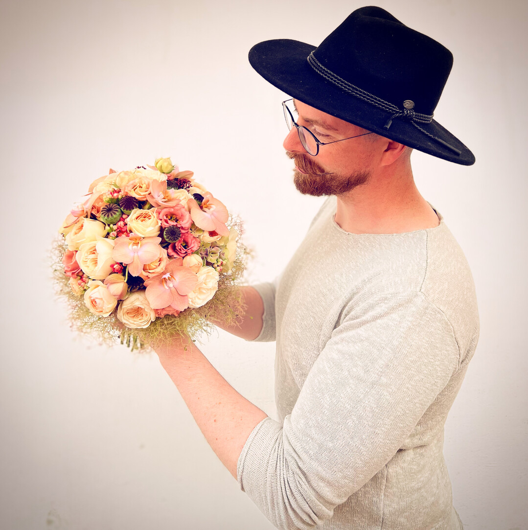 Im Juli luft die Hochzeitssaison auf Hochtouren - wir hatten fr die 7. Ausgabe der #florierenchallenge deshalb dazu aufgefordert, einen Lieblingsbrautstrau zu posten. 80 Brautstrue wurden eingereicht, die meisten Likes sammelte Stephan Winzer aus Leipzig (stephanwinzerfloraldesign).Den Brautstrau hatte er fr eine Braut im cremefarbenen Kleid mit einem Oberteil aus Hkelspitze gefertigt. "Vintage ist fr viele Floristen durch, die Brute mgen es aber durchaus noch", erklrt der Floristmeister aus Leipzig. In seinem Strau verarbeitete er Englische Rosen und Phalaenopsis und setzte mit grnen Mohnkapseln gezielt Akzente.