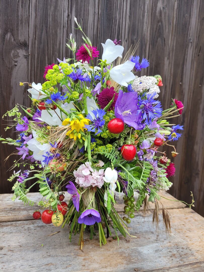 Die #florierenchallenge im Juni startete am meteorologischen Sommeranfang. Wir feiern den Sommer hie deshalb das Thema. Zahlreiche Sommerstrue wurden mit dem Hashtag gepostet. Die meisten Likes sammelte Anna Gindorf, Bltensturm Merzig.Die Floristmeisterin ist bei Bltensturm Merzig angestellt und postete ihren Strau auf dem Instagram-Kanal des Blumengeschfts (@bluetensturm_merzig). Es war Annas Idee, bei der Challenge mitzumachen, erzhlt Eva Sturm, die den Laden gemeinsam mit ihrem Mann Michael fhrt. Der Strau fr die #florierenchallenge entstand im Garten von Annas Gromutter.