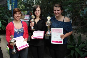Die Preistrgerinnen (v.l.n.r.): Bianca Port (Blumen Bindekunst Sieg, Bruchsal, 2. Platz), Jennifer Werther (Blumen Kimmel, Schriesheim, 3. Platz), Jessica Tison (Blumen Angelika, Schriesheim, 1. Platz).