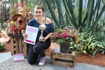 Gewinnerin Jessica Tison, Blumen Angelika , Schriesheim, präsentiert ihre prämierten Werkstücke.