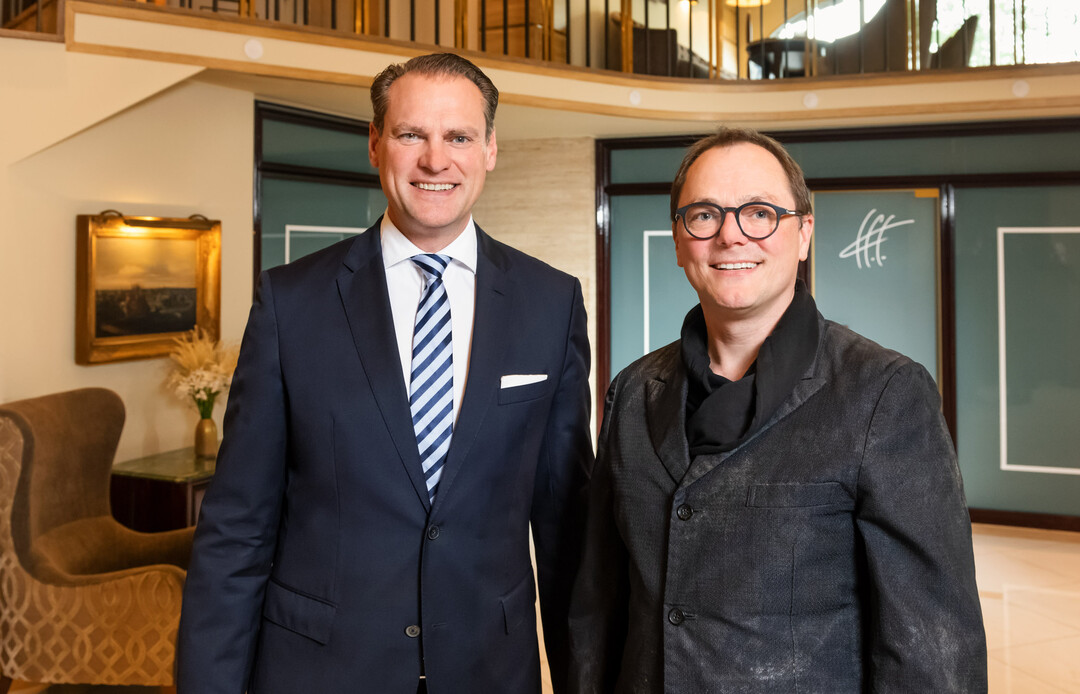 Der geschftsfhrende Hoteldirektor Henning Matthiesen und Heiko Kalitowitsch sehen in der Erffnung des neuen Stores eine Bereicherung fr beide Seiten.