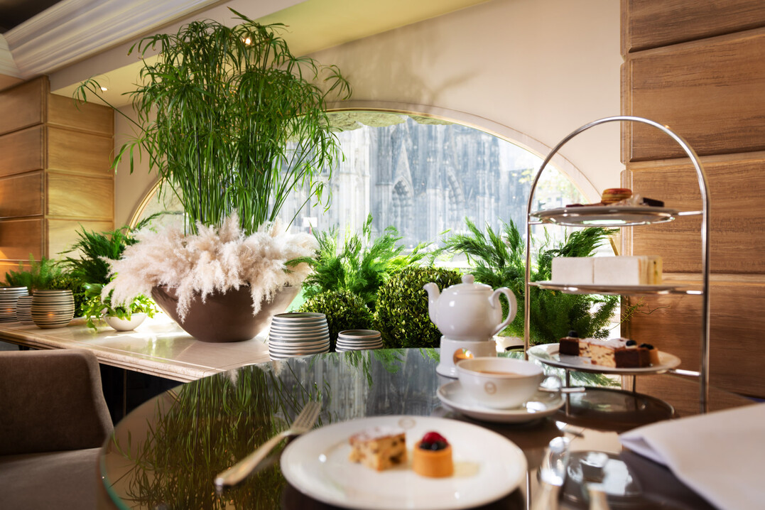 Schon seit 2014 konzipiert Kalitowitsch fr die Rumlichkeiten des Excelsior Hotel Ernst alle floralen Arrangements.