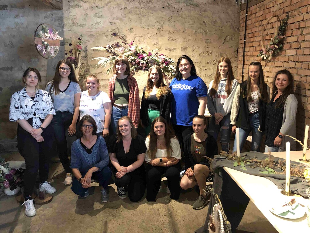 Gemeinschaftsbild mit Lehrerin Beatrix Huber-Kailuweit und Floristmeisterin Elisa Korth.