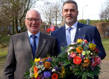 Kurt Hornstein (links) und Andreas Richter wurden fr ihr auerordentliches Engagement mit der Silbernen Ehrennadel des FDF ausgezeichnet.