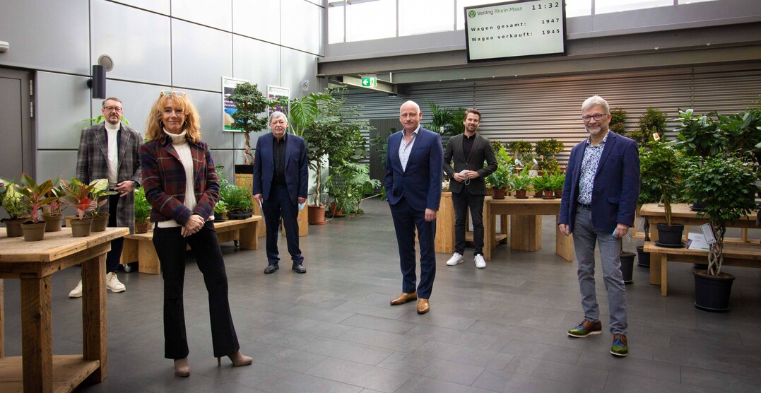 Beim Treffen zur Vertragsunterzeichnung v.l.n.r.: FDF-Kreativ-Direktor Manfred Hoffmann, Nicola Fink und FDF-Präsident Helmuth Prinz, Landgard Vorstand Dirk Bader, Michael Hermes, Marketing, und FDF-Schatzmeister Michael Rhein