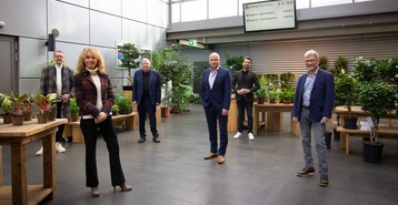  Beim Treffen zur Vertragsunterzeichnung v.l.n.r.: FDF-Kreativ-Direktor Manfred Hoffmann, Nicola Fink und FDF-Prsident Helmuth Prinz, Landgard Vorstand Dirk Bader, Michael Hermes, Marketing, und FDF-Schatzmeister Michael Rhein 