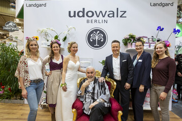 Starfriseur Udo Walz (Mitte) und Armin Rehberg, Vorstandsvorsitzender der Landgard (3.v.r.) mit den Teilnehmerinnen der Flower Hair-Show.