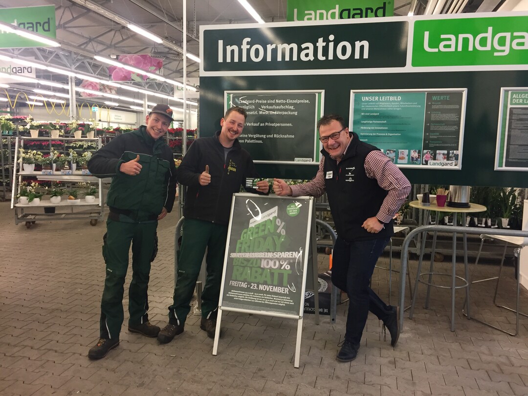 Felix und Peter Meer von Blumen Meer freuten sich gemeinsam mit Barry Duwel, Marktleiter im Cash & Carry Markt Nrnberg, ber einen der begehrten 100 Prozent Gewinne. 