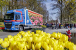 Besucher sehen der Segnung und Abfahrt des Blumentransports auf dem Keukenhof zu.