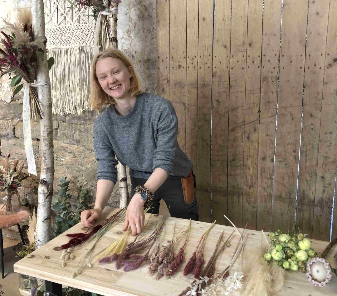Azubi Lea Maroszek gestaltete bei der offiziellen Erffnung der Blumenschau einen Brautstrau im Bohemien Style