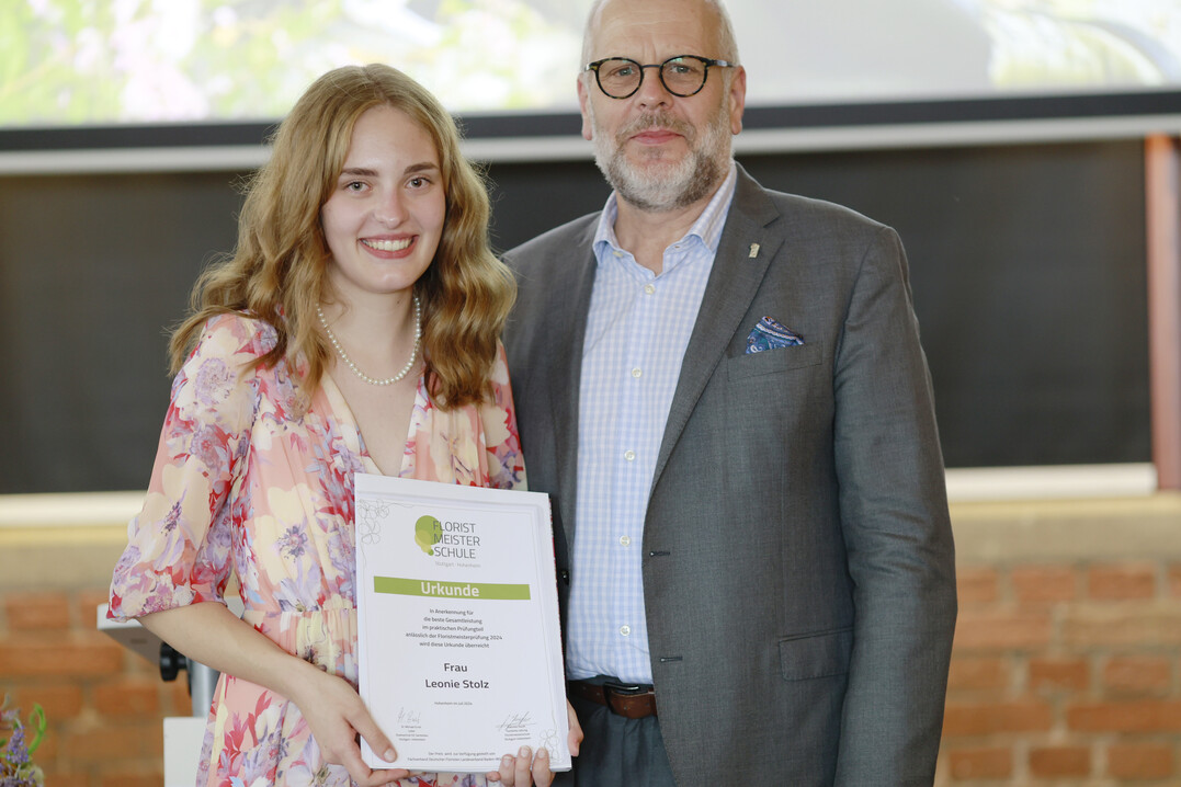 FDF-Prsident Klaus Gtz gratuliert Leonie Stolz zur besten Gesamtleistung Praxis.