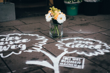 Die Motive auf dem Brgersteig leiteten wie Fuabdrcke den Weg durch die Straen zu den teilnehmenden Blumengeschften.