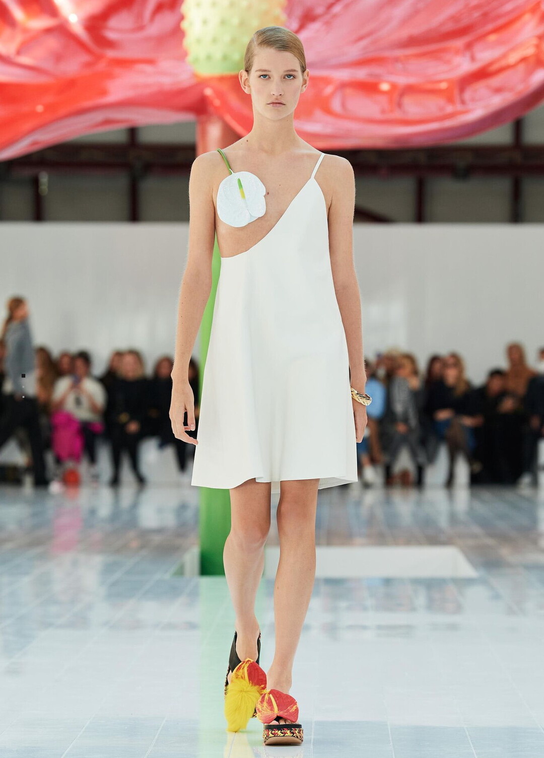 Anthurien sind derzeit die Lieblingsblumen des Designers Jonathan William Anderson. In 20 Looks seiner aktuellen Prt--Porter Kollektion sind sie zu sehen.