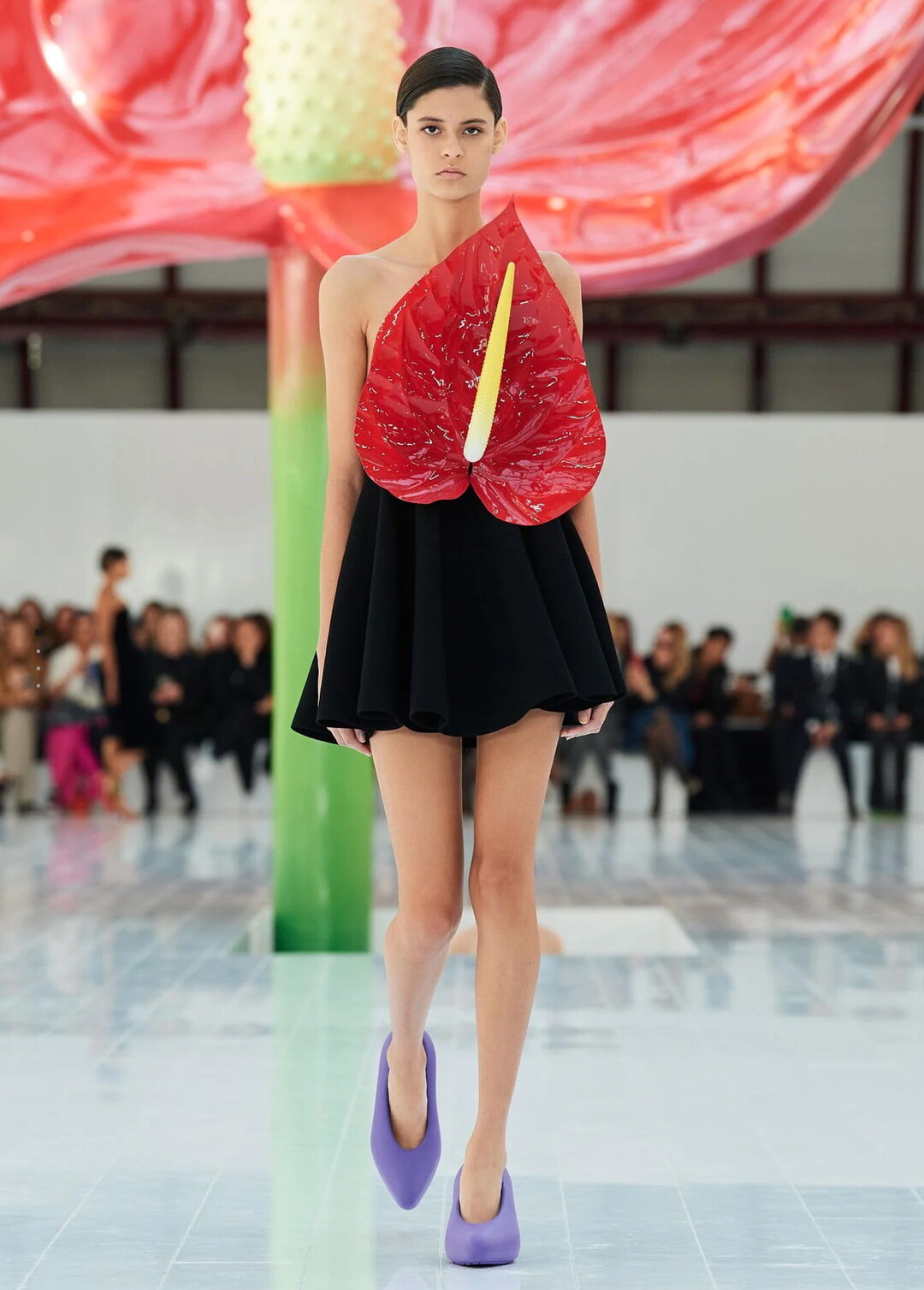 Eine gigantische rote Anthurie aus Plexiglas bildete den Mittelpunkt des ansonsten minimalistisch gestalteten Laufstegs bei der Loewe Schau in Paris und gab eins der konzeptionellen Themen vor.